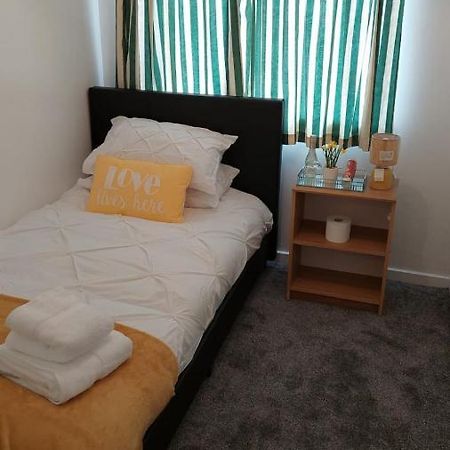 Lizras Bed and Breakfast Farnworth Εξωτερικό φωτογραφία